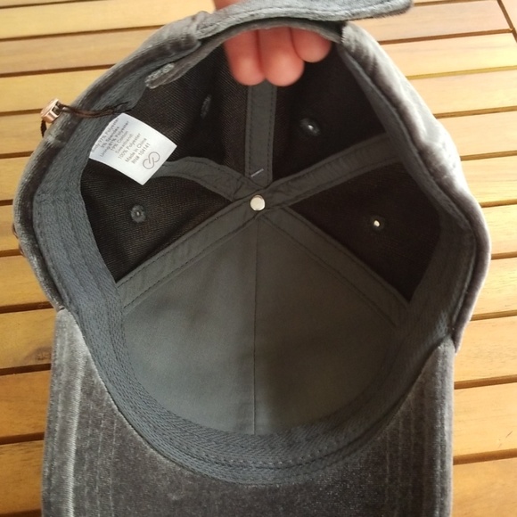 CALIA Velvet Cap - Picture 3 of 5